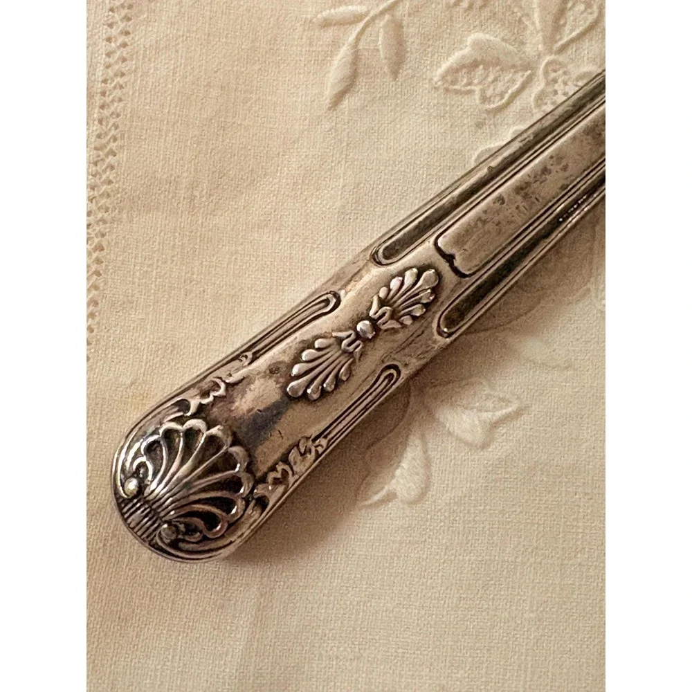 Vintage Viners of Sheffield Stainless Butter Knife England Shell‎ Floral Handle